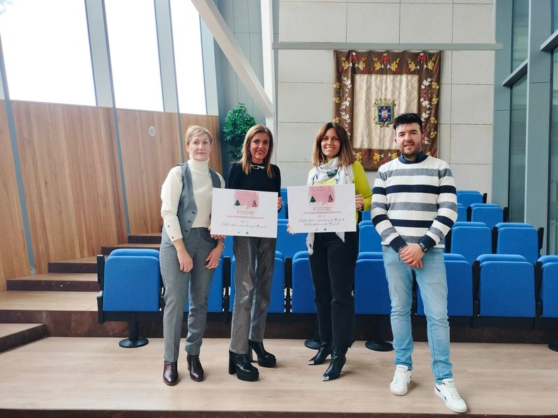 Las farmacias Elena Martín e Inés Martín reciben los galardones del III concurso de escaparates ‘Navidad en Guijuelo’
