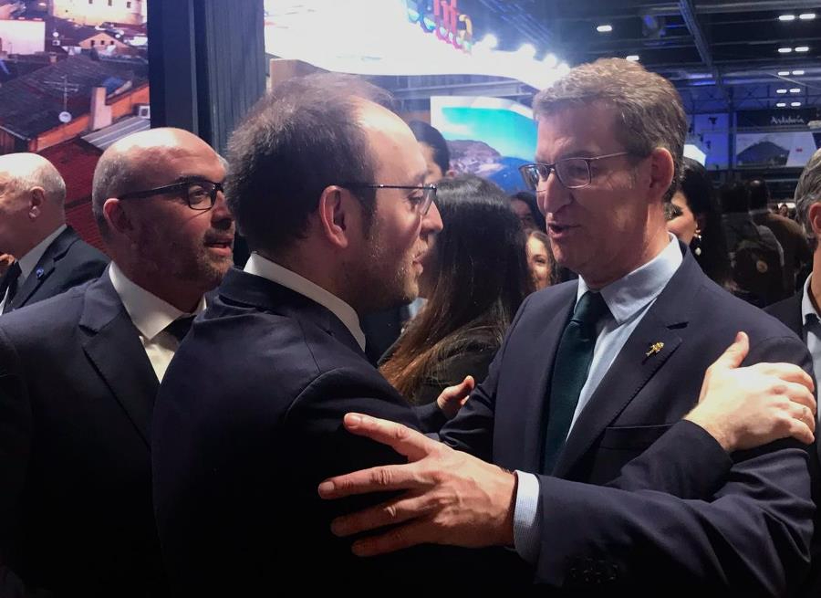 Núñez Feijóo se pasa por el stand de Ciudad Rodrigo en FITUR