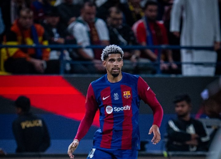 Otra baja en el Barcelona: Araujo cumplirá la sanción de la Supercopa en el partido contra Unionistas