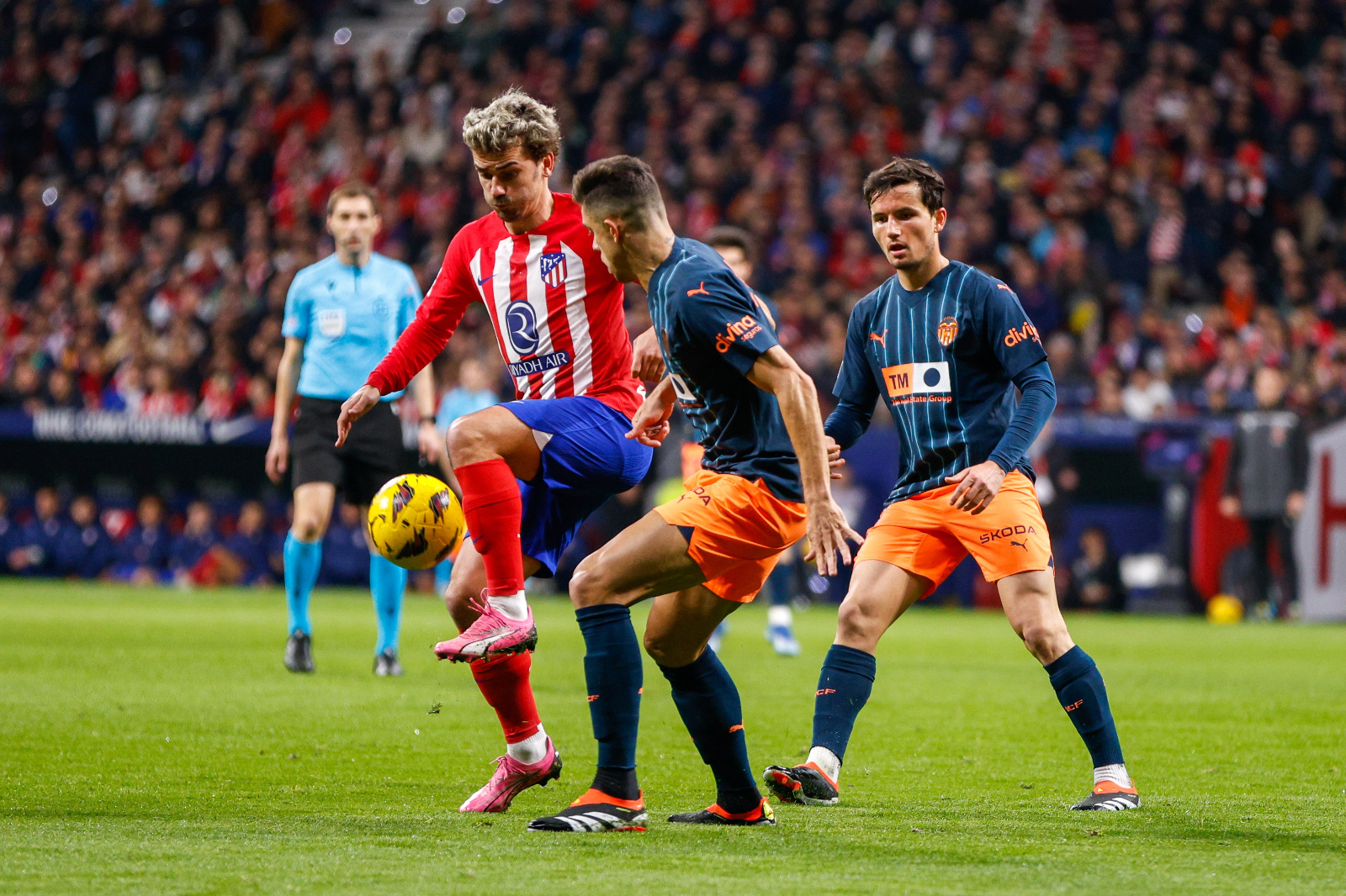 El Atleti puede con el Valencia y se pone tercero (2-0)