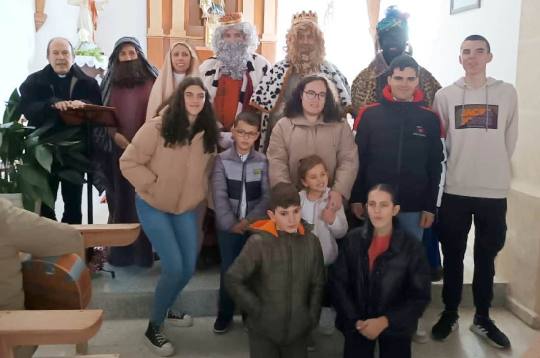 Los Magos no se olvidan de Valdecarpinteros, que ha tenido un belén a base de troncos