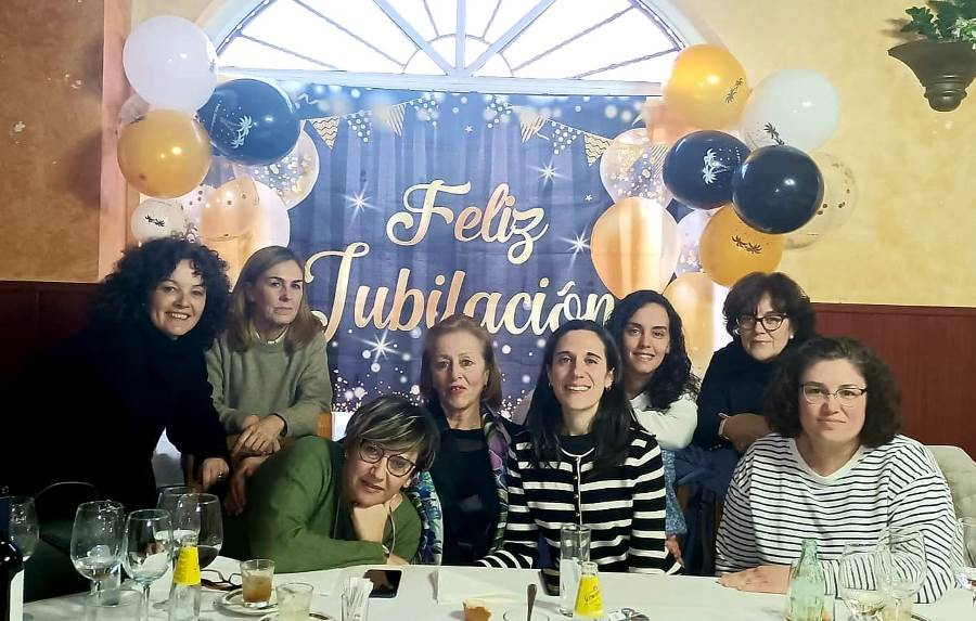 Carmen Aldehuelo celebra su jubilación junto a sus compañeras