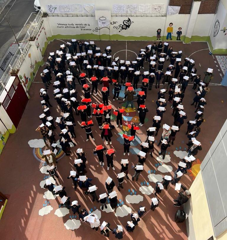 Misioneras-Santa Teresa crea una gran bandera por la paz