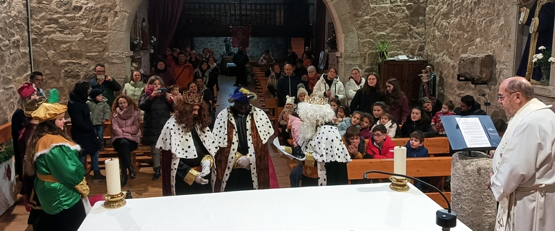 Los Reyes Magos visitan el pueblo de Boada ante una gran expectación