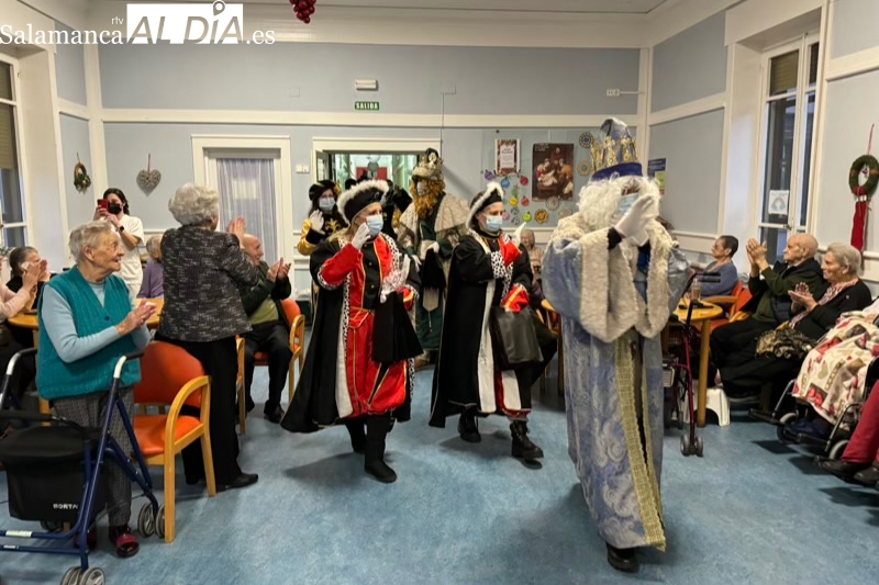 Los Reyes Magos llegan a Peñaranda y arrancan su agenda en la residencia Sagrado Corazón