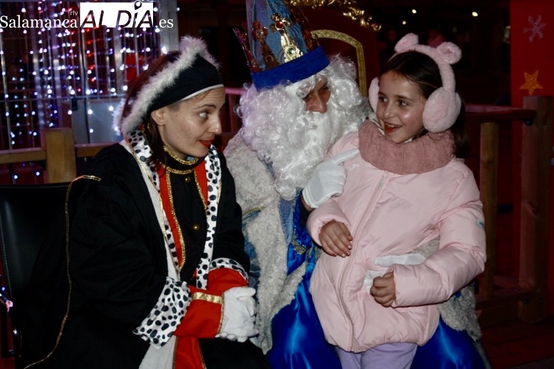 Grandes y pequeños dan una multitudinaria bienvenida a los Reyes Magos en su tradicional recepción