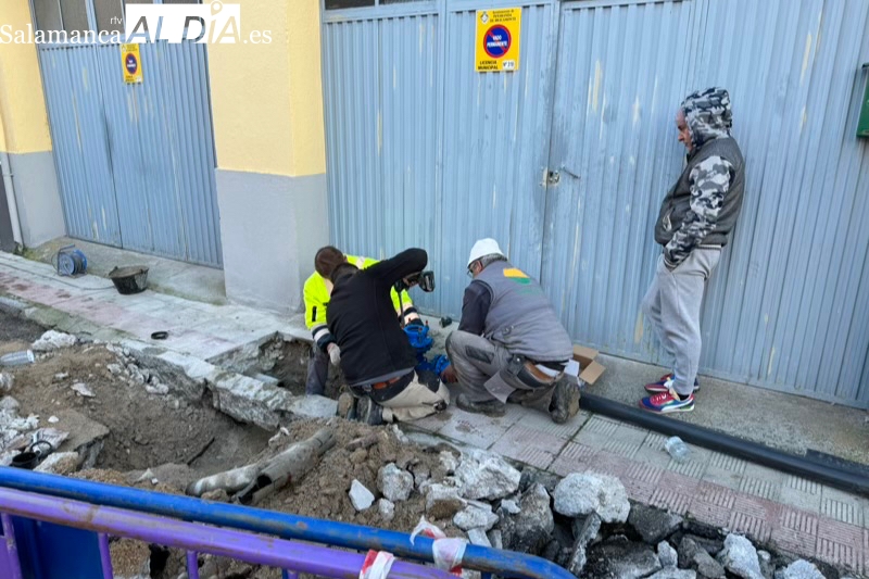 Operarios municipales solucionan una importante avería que ha mantenido cortado el agua en varias calles 