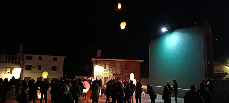 Trabanca celebra el fin de año con la quema de bolagas y una suelta de farolillos