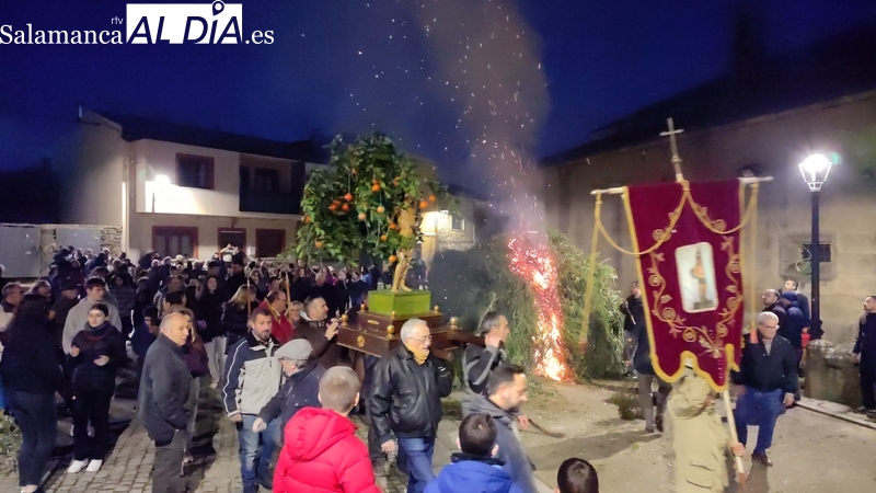 San Sebastián purifica las cocinas de Sobradillo con el humo de las hogueras de júmbrio