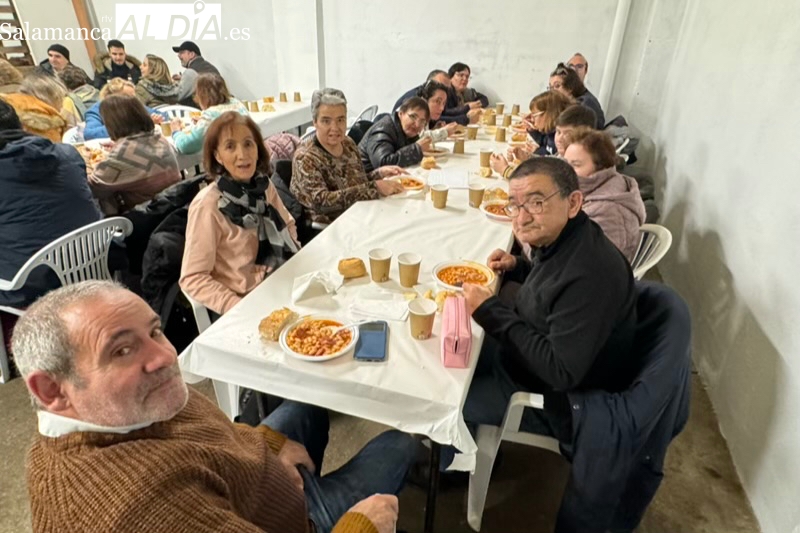 Multitudinaria alubiada de San Antón organizada por la cofradía Nuestra Señora de la Esperanza