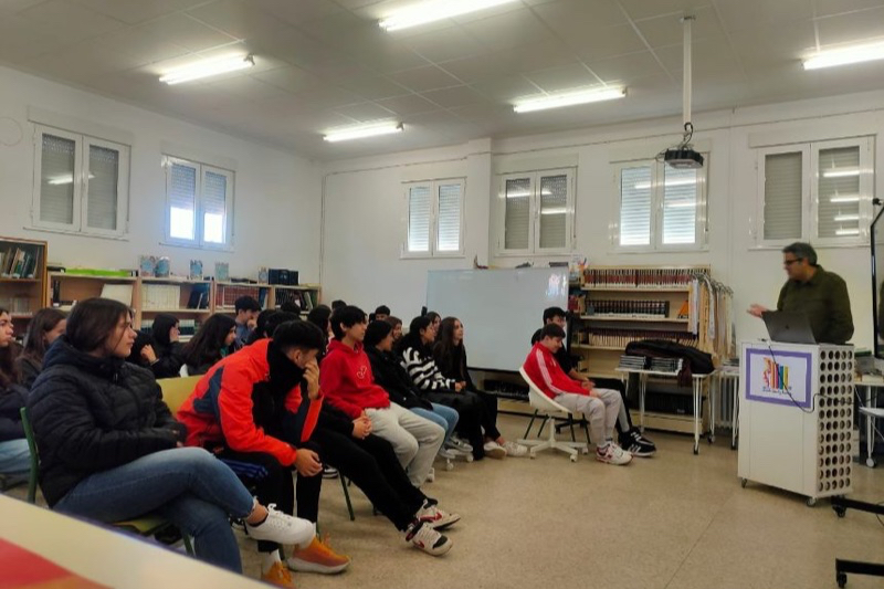 La creatividad protagoniza el llamativo taller ofrecido por el ilustrador salmantino Tomas Hijo en el IES Germán Sánchez Ruipérez