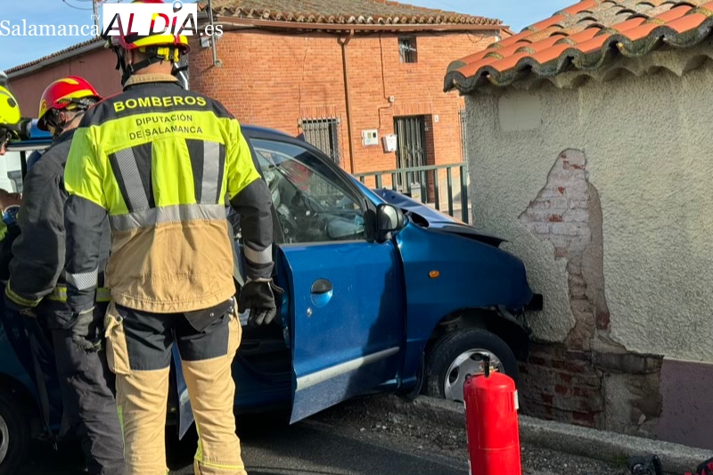 Un coche se estrella contra una vivienda en Aldeaseca de la Frontera