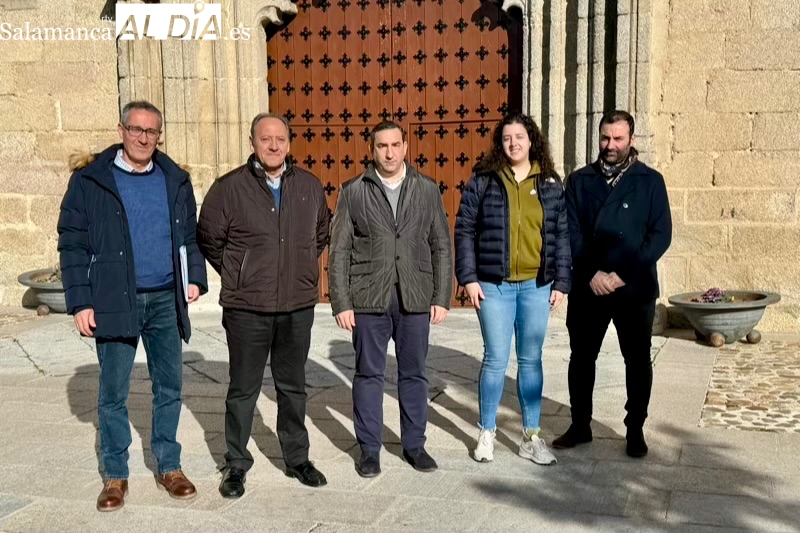 El delegado territorial de la Junta visita Macotera para abordar proyectos de futuro y los problemas existentes