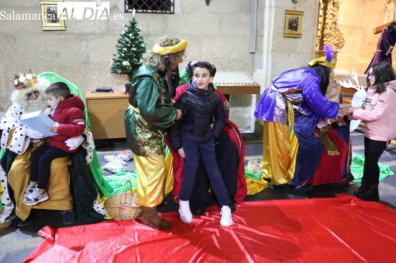 Melchor, Gaspar y Baltasar dejan sus regalos a los niños de Aldeadávila
