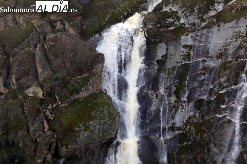Impresionante aspecto de la cascada del Desgalgadero en Villarino de los Aires