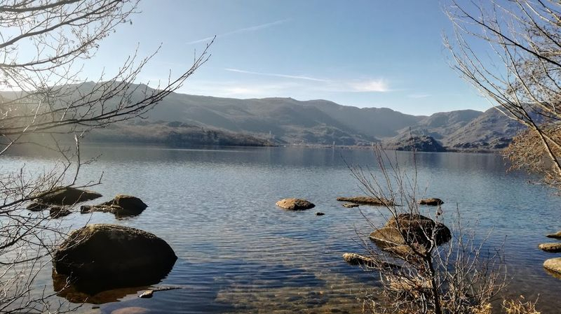El mayor lago de origen glaciar de toda Europa, a dos horas de Salamanca
