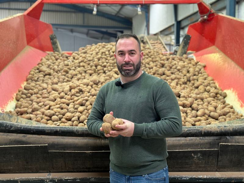El salmantino que ha sido reconocido como el mejor productor joven de patata de España