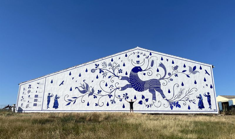 Un mural de 200 metros cuadrados para llamar a la lluvia en una finca ganadera salmantina