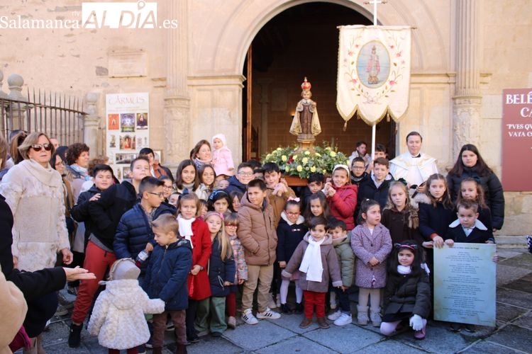 Procesión de El Niño Jesús de Praga bajo la expectación de niños y niñas 