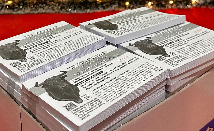 La cabeza de ‘Jiraldillo’, estrella entre los 33 regalos de la Cesta del Antruejo 2024