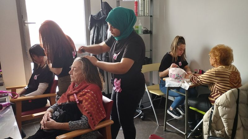 Peluquería y manicura gratuitas para mayores en Santa Marta