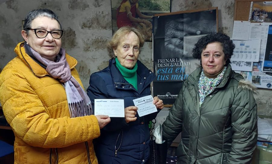 Auri López gana el premio de la rifa de Manos Unidas, que dona a la propia entidad