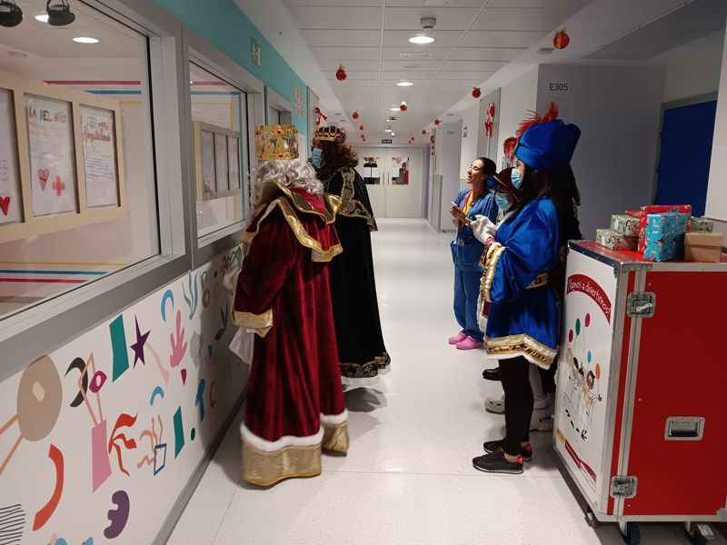 Los Reyes Magos visitan a los niños y niñas ingresados en el Hospital