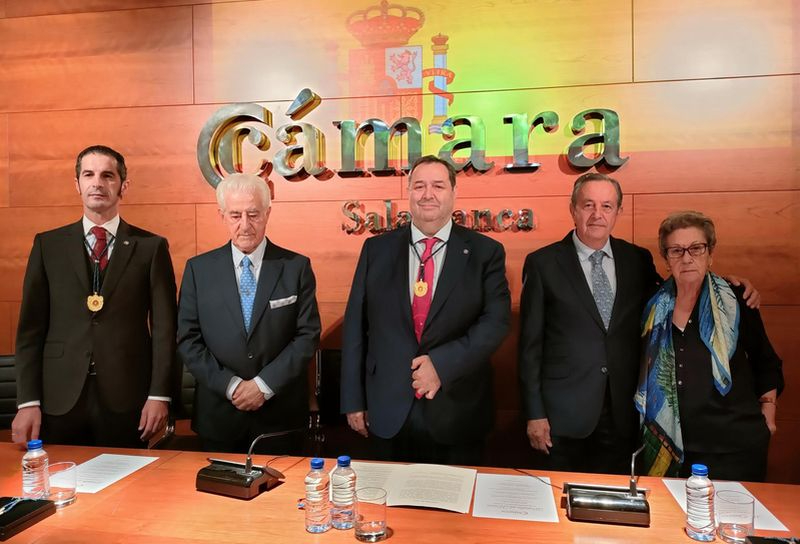 La familia de Julio Robles dona al Museo Taurino de Salamanca la Medalla de Oro de la ciudad y la Medalla al Mérito de la Cámara de Comercio