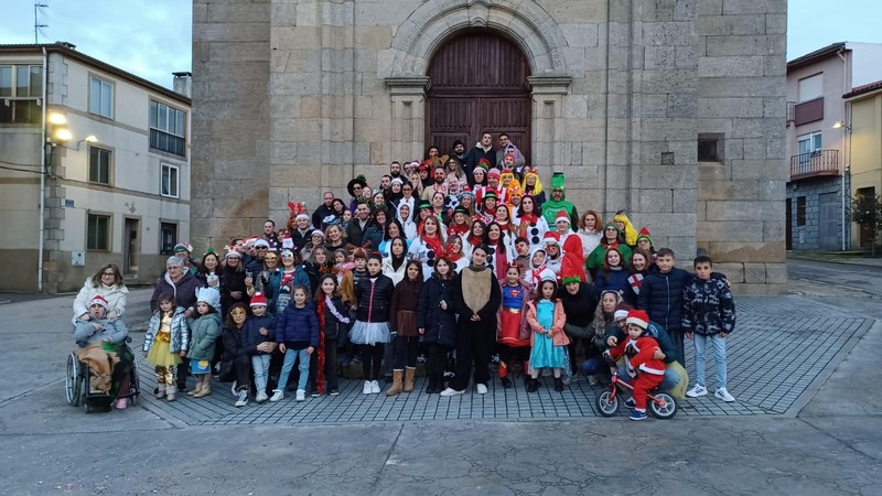 Divertido y movido pasacalles de disfraces para celebrar el fin de año en Mieza