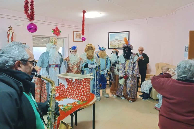 Los Reyes Magos recorren las calles de Vilvestre al son de la charanga El Bombazo