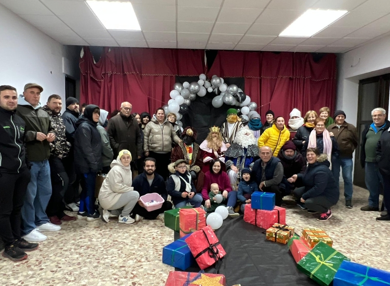 Los Reyes Magos dejan sus regalos a los niños de Cabeza del Caballo