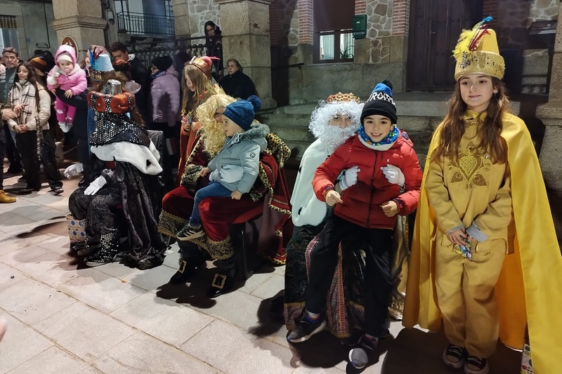 Los Reyes Magos llenan de ilusión la Plaza de Villarino