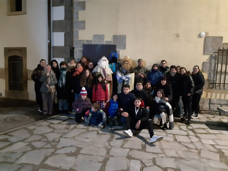 Los Magos de Oriente dejan sus regalos a los niños de Peralejos de Abajo