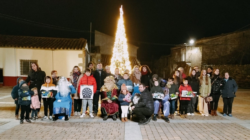 Melchor, Gaspar y Baltasar recorren las calles de Guadramiro al son de la gaita y el tamboril