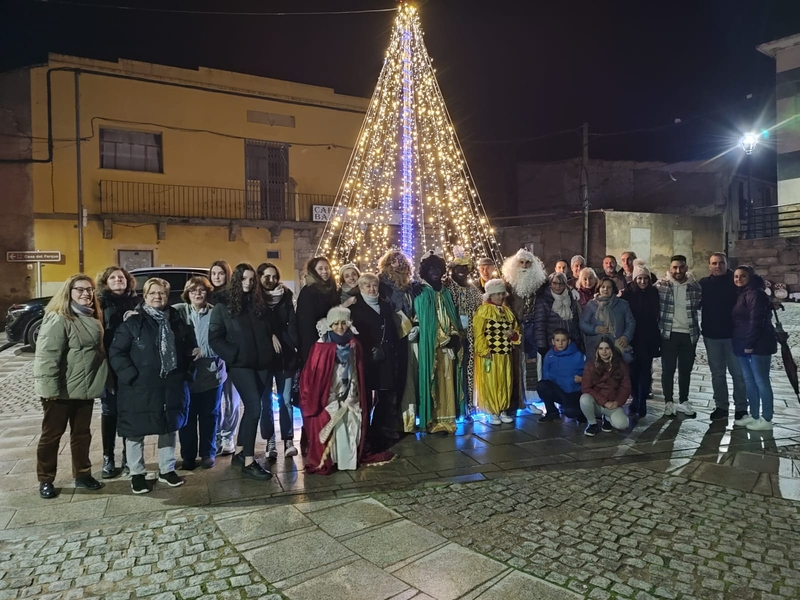 Los Reyes Magos dejan en Sobradillo regalos para pequeños y mayores 
