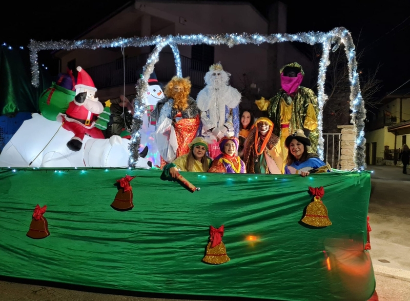 Los Reyes Magos llegan a Villaseco de los Reyes en una cabalgata de lo más participativa
