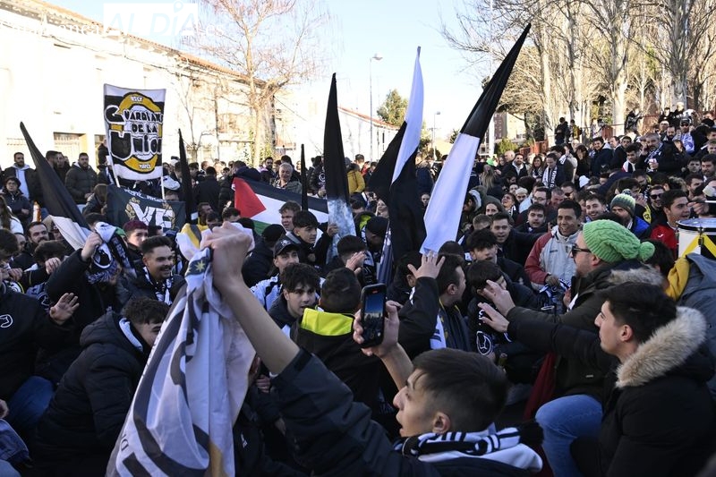 Día grande de fútbol en Salamanca: corteo de la afición de Unionistas desde la Plaza Mayor y recibimiento al bus en el Reina Sofía