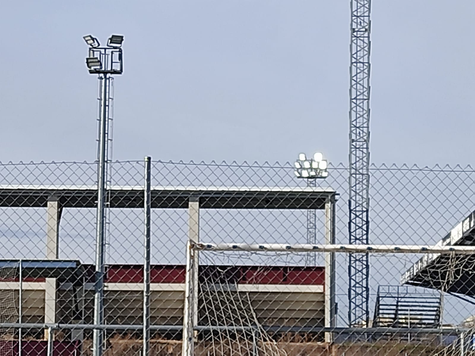 Se realizan pruebas de luces en los focos del Reina Sofía en la mañana previa a la prórroga del Unionistas - Villarreal