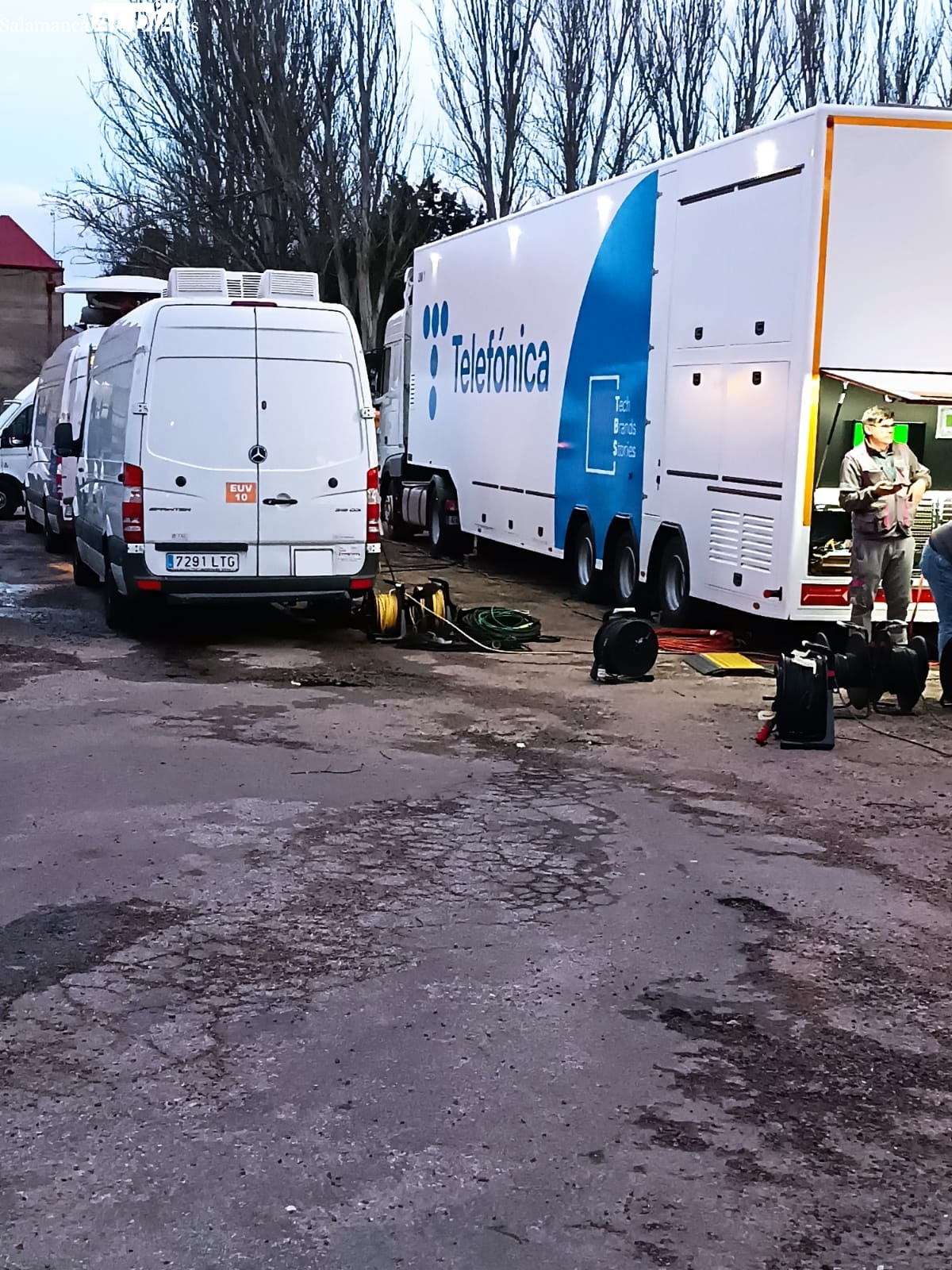 La televisión del Unionistas - Barcelona se apodera del parking del Reina Sofía
