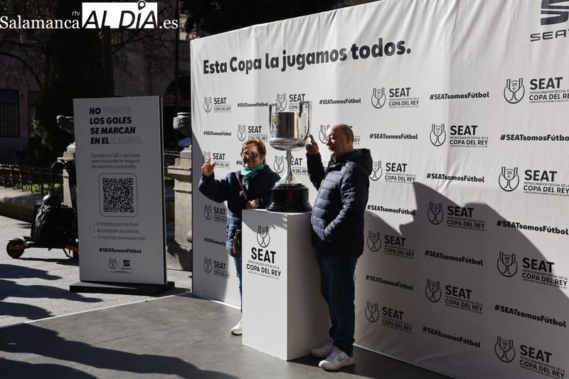 La Copa del Rey, expuesta en la Plaza de los Bandos con motivo del Unionistas - FC Barcelona