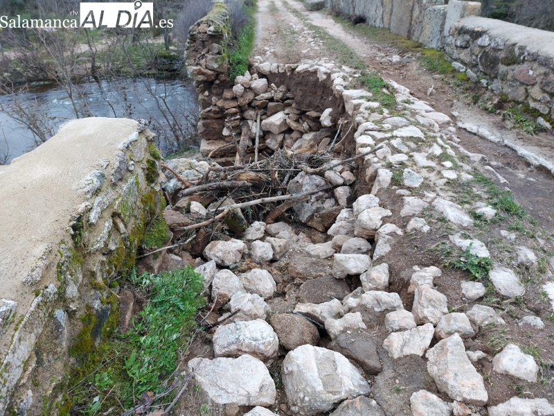 El agua se lleva parte del puente La Mata en Bañobárez