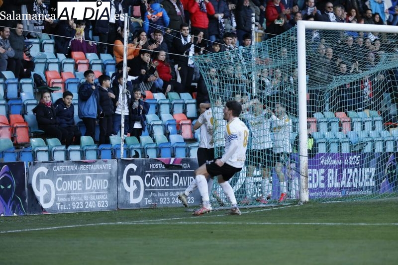 El Salamanca UDS se lleva un entretenido derbi ante un Santa Marta con 10 y abre hueco para el playoff (2-1)