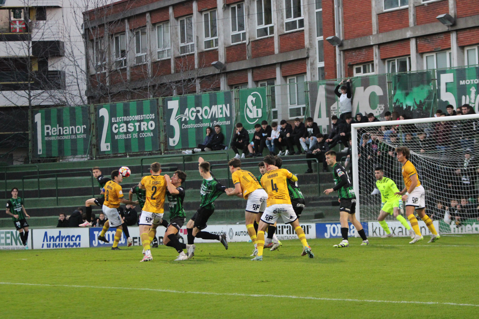 Unionistas rasca un punto en Sestao tras la roja de Ramiro y la resaca del Barça con la ayuda de los palos (0-0)