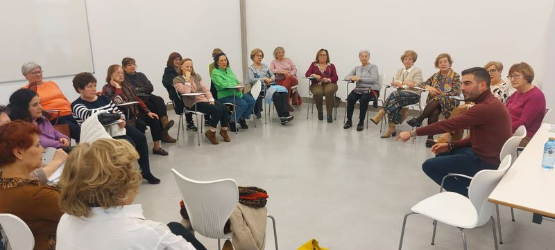 Mujeres de Salamanca conocen la poesía del joven poeta salmantino Alberto Galán 