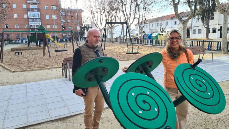Tirolina, un columpio triple, un carrusel y un arenero: las mejoras que ya se pueden disfrutar en este parque salmantino 