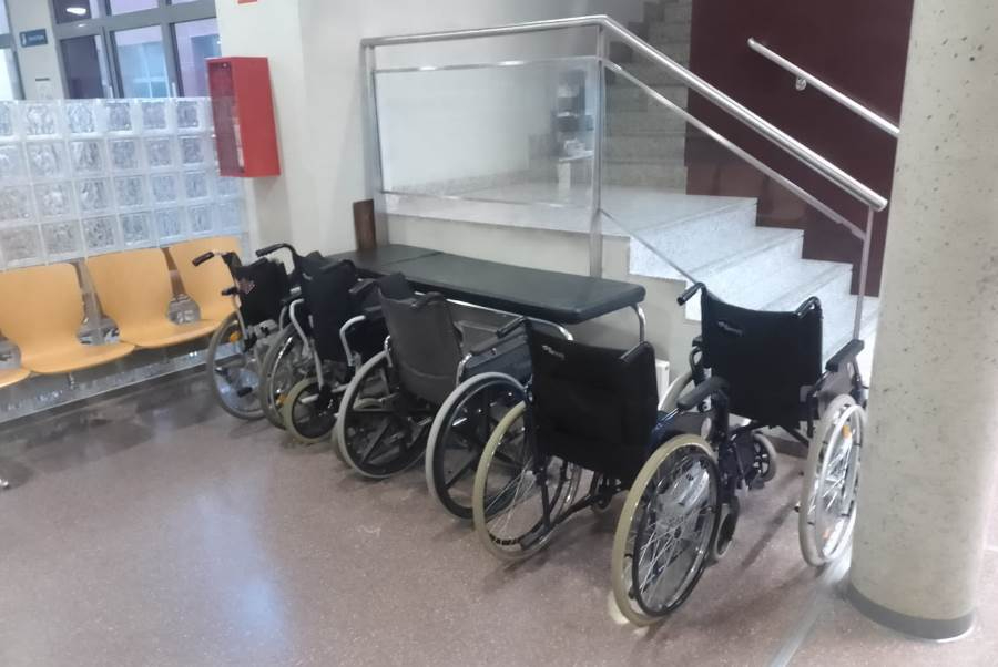 Reclaman la dotación de sillas de ruedas con soporte para el Centro de Salud