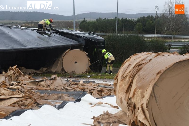 Aparatoso vuelco de un camión en la A-62, con consecuencias en el tráfico de Ciudad Rodrigo 