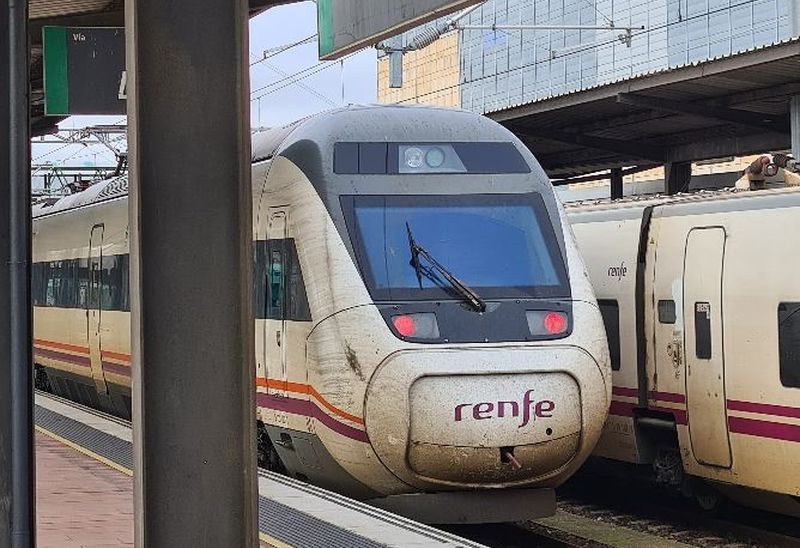 Los maquinistas dan la solución para la cuarta frecuencia Salamanca-Madrid: Cada día estaciona un Alvia 5 horas en la estación