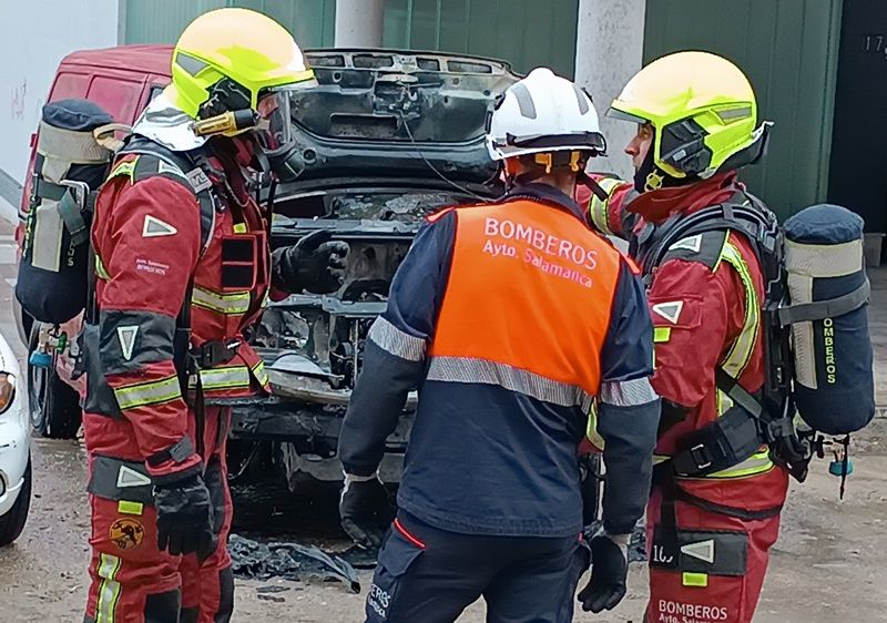 Los bomberos liberan a un hombre atrapado al caerle un tejado encima en Sorihuela