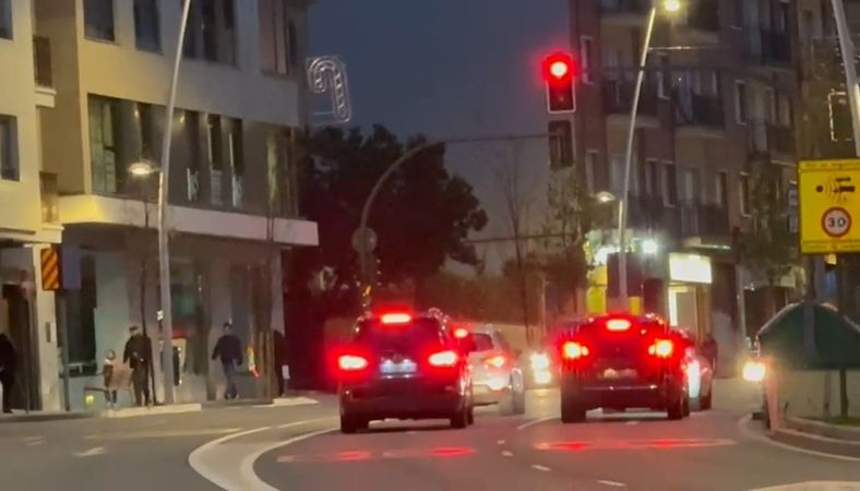 Parte de un arco de luz de la decoración navideña, colgando y balanceándose en el paseo de Canalejas
